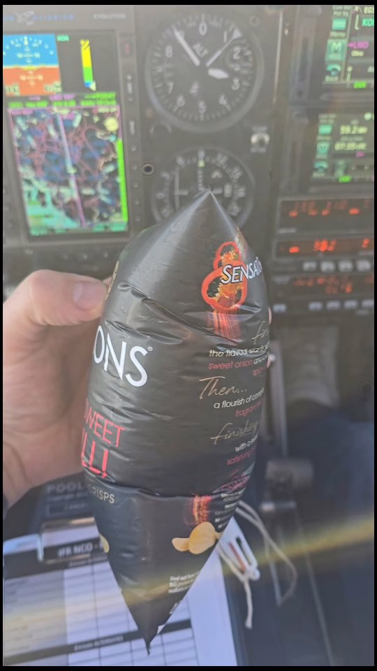 Packet of crisps Turns into a Baloon
#pilotlife #pilot #aviation #diamondda40 #funnymoments