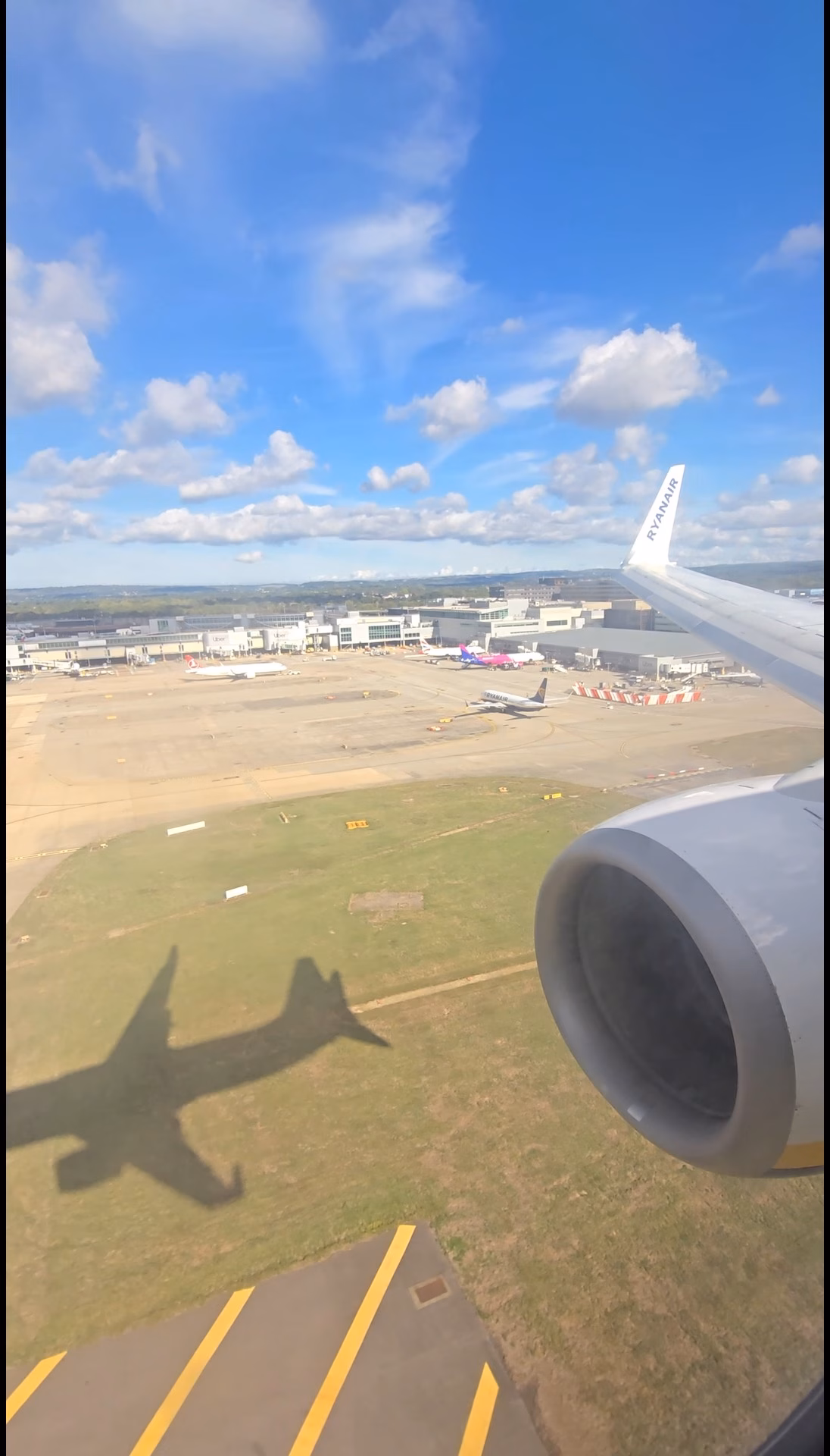A Rare Smooth Ryanair Landing at Gatwick #ryanair #aviation #avgeek #pilotlife #gatwickairport